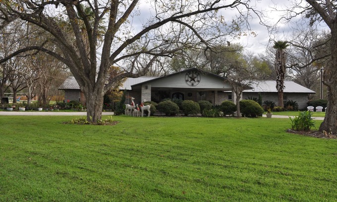 Seguin House | Popular large river home pool, pickelball, basketball, volleyball, nice area