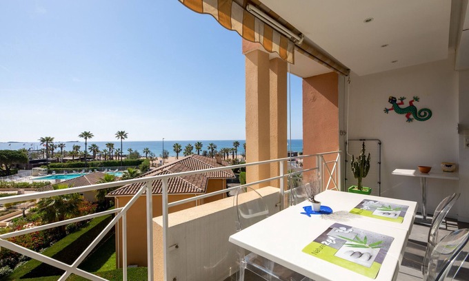 Frejus Port Apartment | Port FREJUS T3 70m2 double garage Sea view Direct access to the beach Swimming pool A dream stay for 4 privileged people