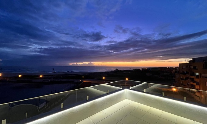 A Ver-o-Mar Apartment | Povoa de Varzim-Sleeps4-Beachfront-Ac-Parking