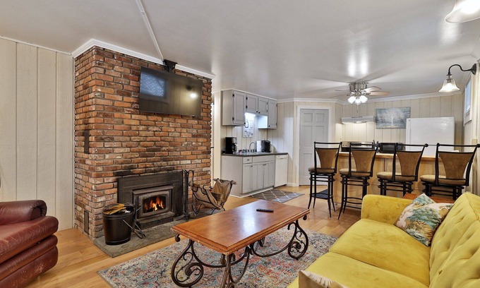 Killington House | Powder Park Place: Lower Unit. Cozy and close to the Mountain! Discounted ski rentals.