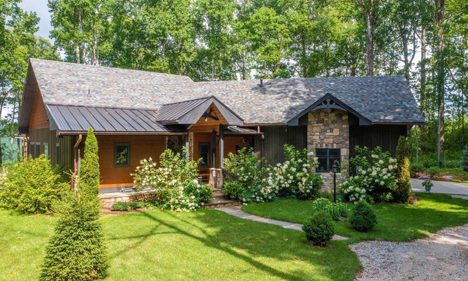 Spruce Pine Cabin | Power, Water & WiFi! Hot Tub, Firepit, Beautiful Mtn Views, Private, Nearby BRP!