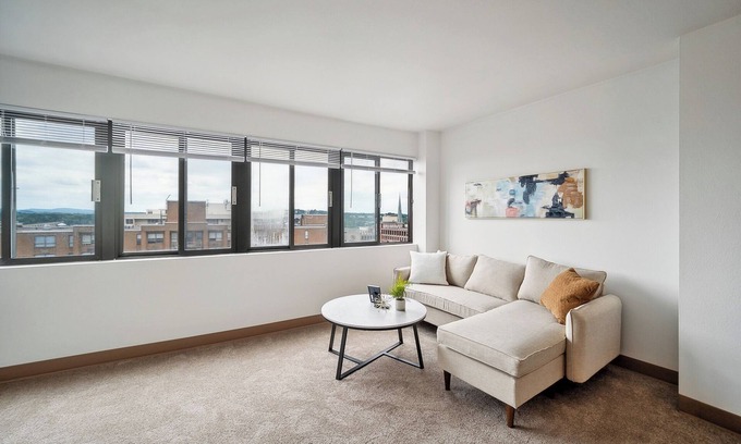 Downtown Harrisburg Apartment | PP 1306 Modern Corporate 1br, pool, Gym