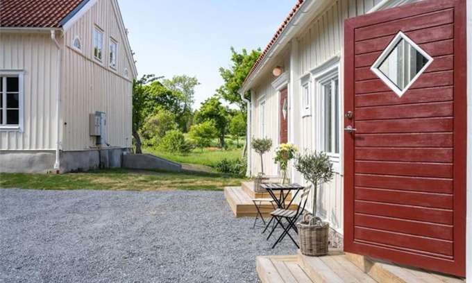 Knivsta Villa | Prästgården i lantlig miljö med fyra sovrum, dusch, kök och vardagsrum