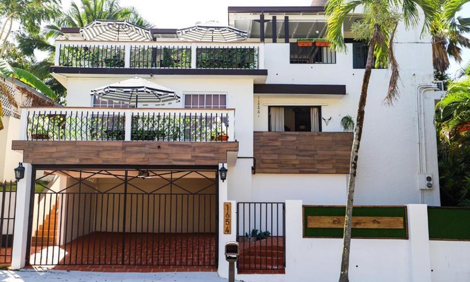 Monacillo Urbano House | PR1654-5 Private Rm w Keypad Qn Bed Balcony EasyParking
