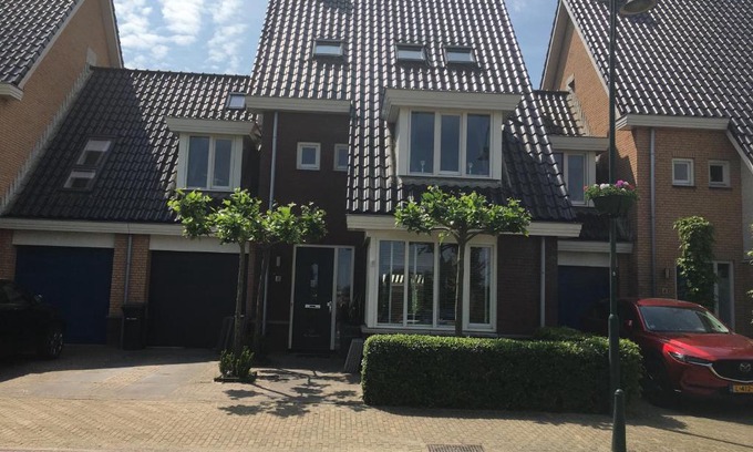Ijsselmonde Villa | Prachtige ruime woning met uitzicht op water.