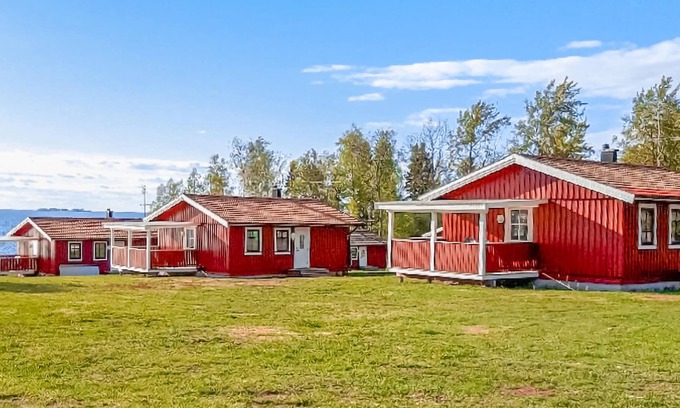Sjotorp House | Practical cottage right on the shore of Lake Vänern.