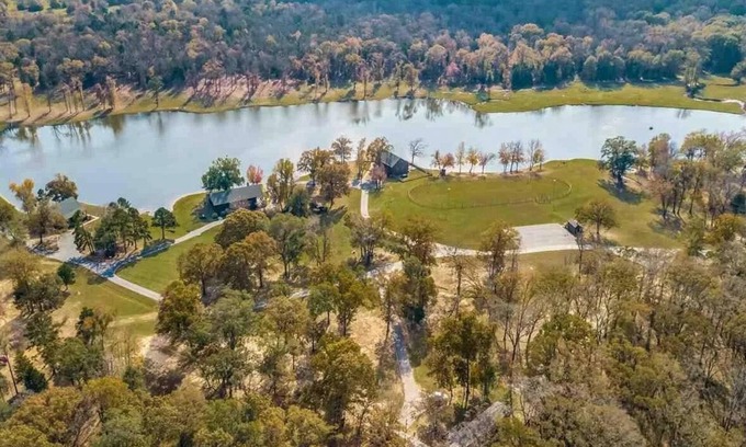 Van Zandt County House | Premier country house with top amenities in Ben Wheeler near Canton Trade Days