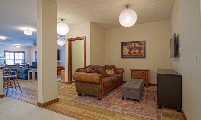 Snowshoe Apartment | Premier Soaring Eagle 204: 6 Bedrooms, 4.5 Baths: Ski In / Ski Out