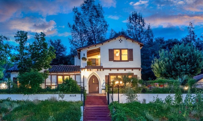Mariposa House | Premier Town Villa in the Yosemite Area with Hot tub, Patios and Sport Court