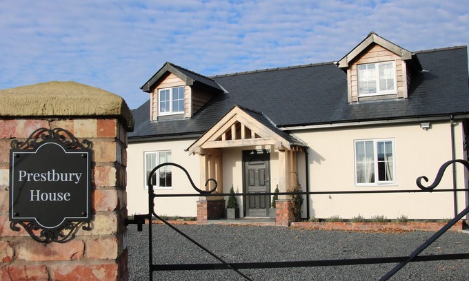 Halfway House House | PRESTBURY HOUSE, pet friendly, with open fire in Llandrinio