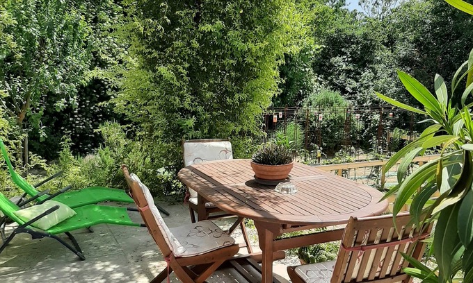 La Tour-d'Aigues Apartment | Pretty new studio in the countryside 2kms from the village. Quiet, facing vineyards