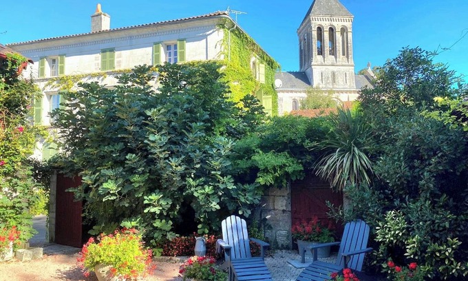 Bourdeilles House | Pretty village house near Brantôme with views of the castle and church.