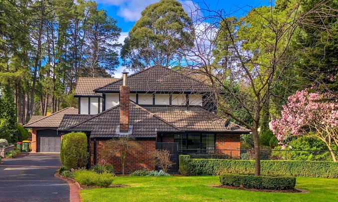 Park Orchards House | Pride Leisure Tudor House in Park Orchards