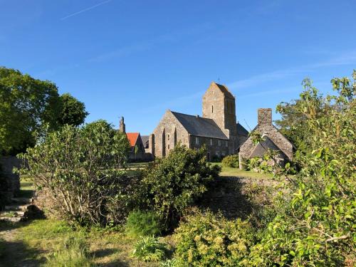 Vains Villa | Prieuré saint Léonard, XIème siècle, Baie du mont saint Michel