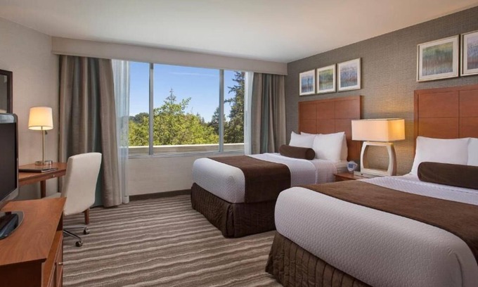 Lake Forest House | Prime Location! 2 Convenient Units, Onsite Pool, Parking, Near Lake Oswego!