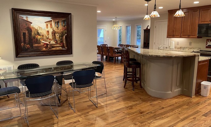 Madison Park House | Prime Location in Charlotte! 5br/4ba- Sleeps 16