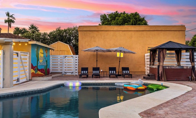 Sherwood Towne Apartment | Prime Location | Shared Pool | Hot Tub | Games