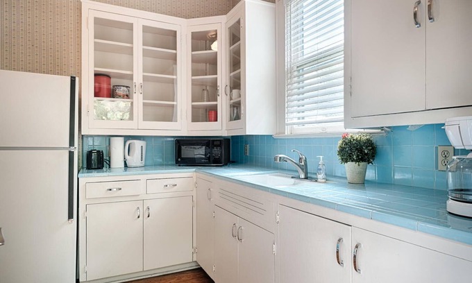 Old Enfield Apartment | PRIME LOCATION w/FENCED DOG AREA NEAR UT,ZILKER PARK,ACL,SXSW,SHOP, MARKET,CAFE
