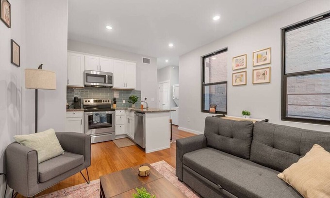 Over-the-Rhine Apartment | Prime OTR off Vine+Lux Full Bed+Near FREE Light Rail+Fast WiFi+50in TV+ Sleeps 3