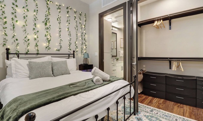 North Burnet Apartment | Prime Sleek Studio Near Q2 & Domain With Pool, Gym and Free Parking
