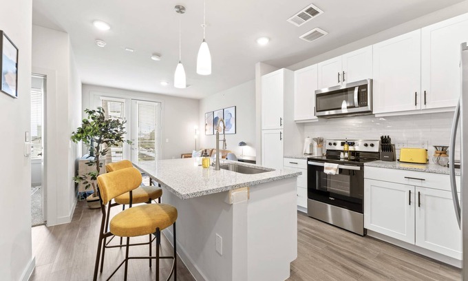 Windsor Park Apartment | Prime Soco Bright 2BR King Suite w Pool Parking