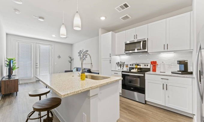 Windsor Park Apartment | Prime Soco Charming 1BR King Suite w Pool Parking