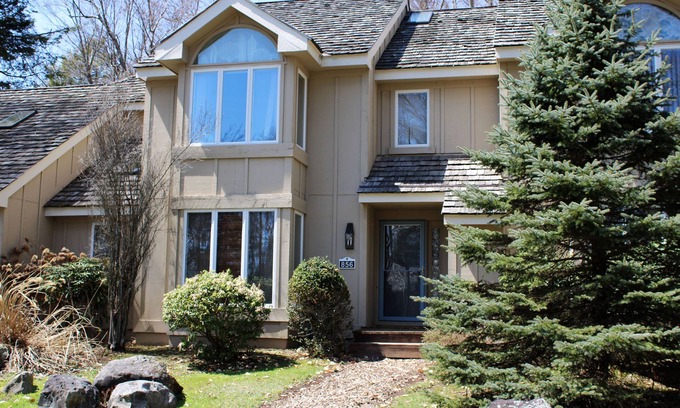 Pocono Pines House | Pristine Poconos Pinecrest Lake Townhouse