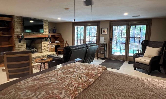 Polaris Apartment | Pristine Private Entry Studio with Gas Fireplace @ I-71 Polaris