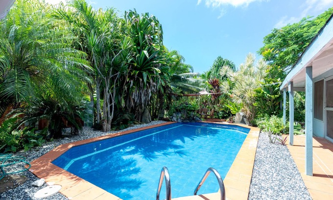 Muri House | Privacy in the hub of beautiful Muri Beach