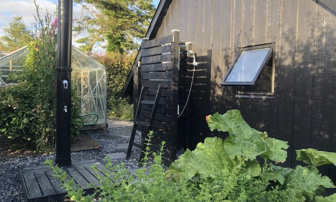 Randers Municipality House | Privat sommerhus + anneks på en stor grund lukket grund, med grill, bålplads mv