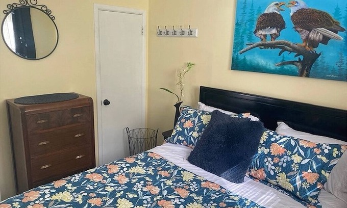 Thunder Bay House | Private 1 BDR Cottage on Scenic Riverside Sleeps 4. 10 Minutes From Airport.