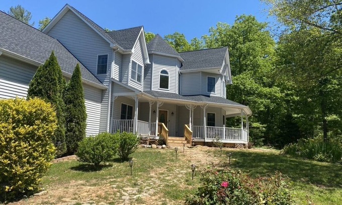 Luray House | Private 10 acres with Blue Ridge Mountain Views! Enjoy any season RIGHT here!