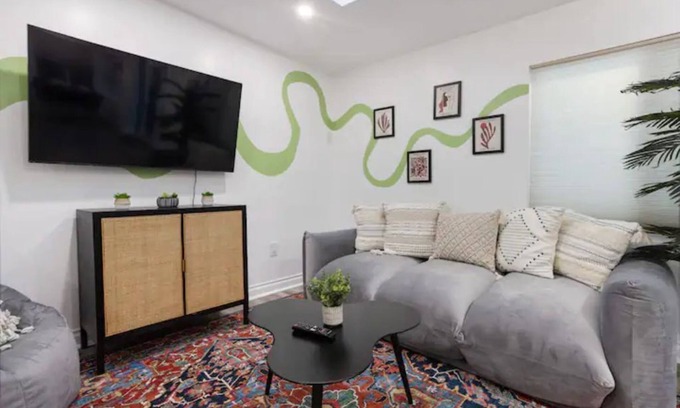 Hawthorne House | Private 2BR + Hot Tub & FirePit - Workspace, Parking & Mins to LAX, SoFi, Beach