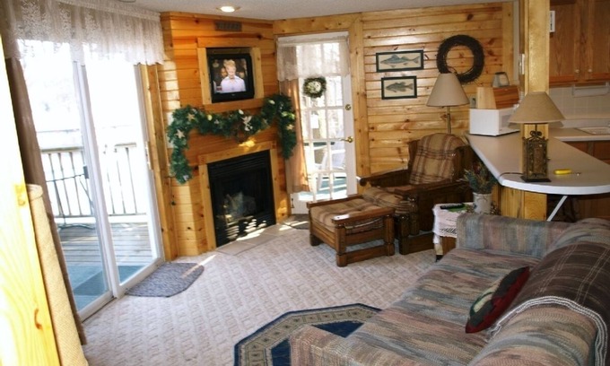 Edgerton Cottage | PRIVATE -2hrs N of Chic-on Rvr/Lk Koshn area
