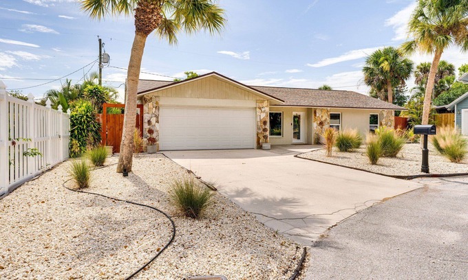 Laurel House | Private 3 bed 2 bath gorgeous pool home 10 min to Siesta Key Beach!