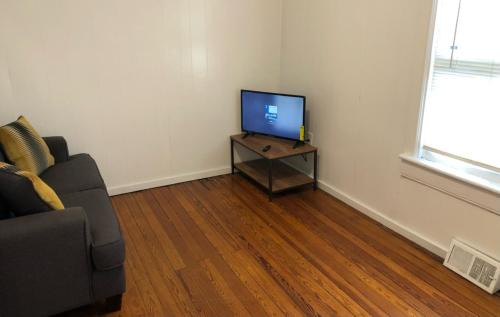 Perth Amboy House | Private and cozy house with one bedroom and one bathroom and free Wi-Fi
