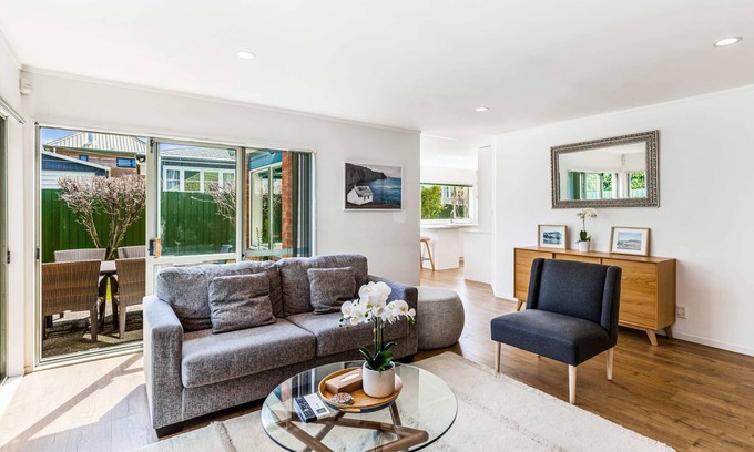 Greenlane - Ellerslie House | Private and sunny 3-bedroom home with parking