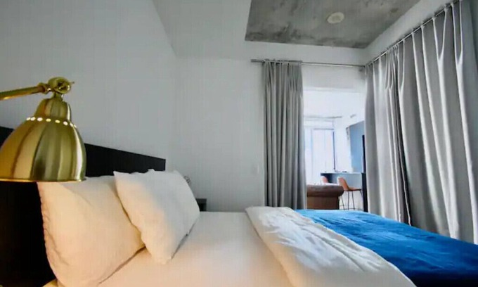 Wellington Place Condo | Private Apartment Toronto Downtown w/CN View + Pool