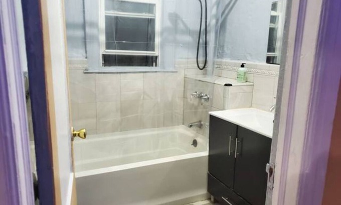 Flatlands Apartment | Private APT w 1 King Bed 1 Lounge Room