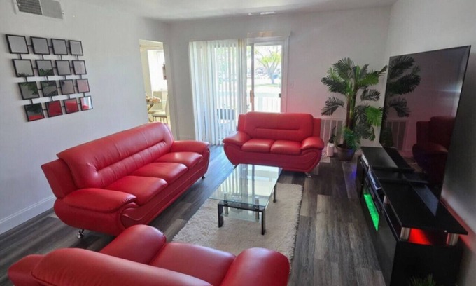 Burlington Apartment | Private Balcony-Pet Friendly -City Access -Gaming