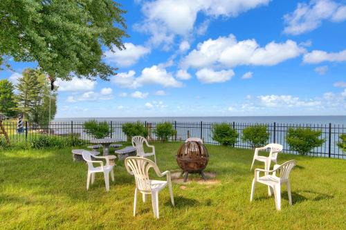 Richmondville House | Private Beach and Sauna Lakefront Deckerville Home!