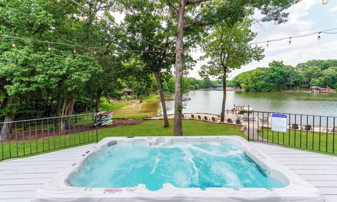 Bowling Green House | Private Beach +Dock + New Elegant Swim Spa, Spacious 6BR/5BA 20 Mins from CLT