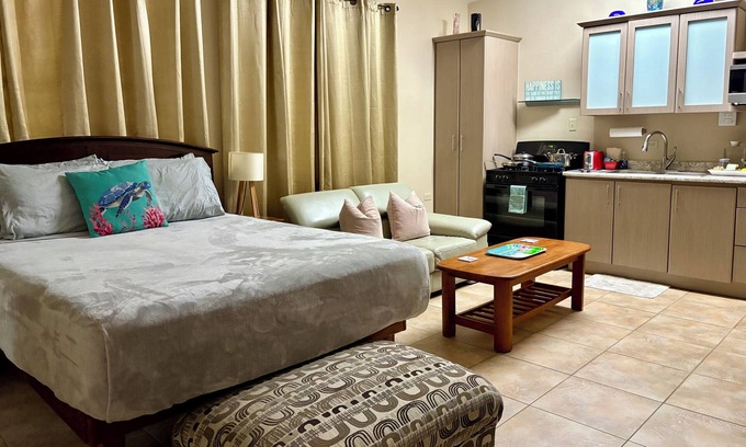 Bajura Apartment | PRIVATE BEACH PATH a place to stay after you play all day!