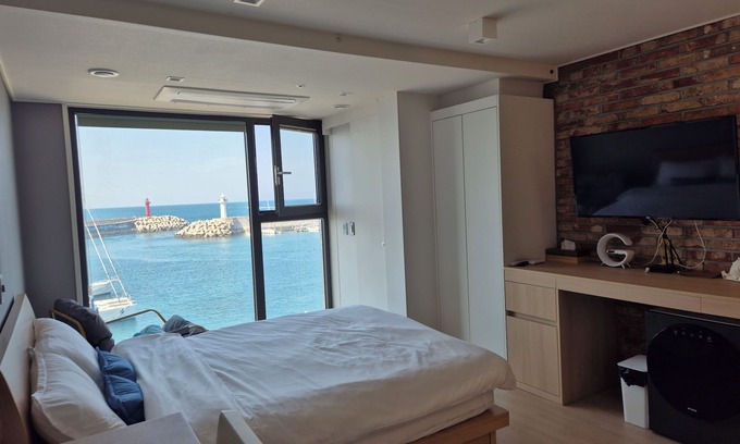 Downtown Apartment | Private Beautiful Ocean Harbor next to Dodu beach in Jeju with AC, WiFi