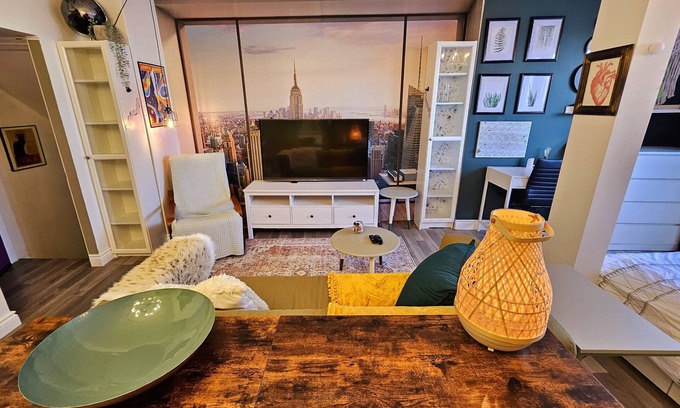 Walkerville Apartment | Private&Bright Bachelor Apt on Erie St ideal for Temp Workers and Grad Students