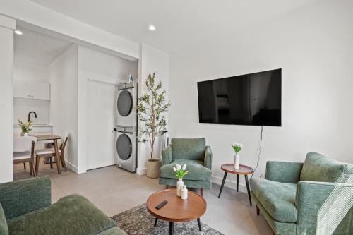 Culver - West House | Private Cozy Guest House, King Bed, Parking, Pet Friendly near Penmar Golf Course!