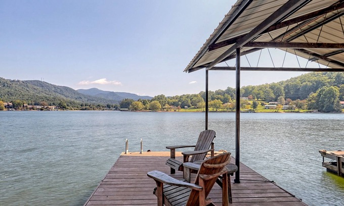 Hiawassee House | Private Dock, Mountain View, Lake Front, 2 kayaks, 2 SUPs, 1 canoe, Hot tub