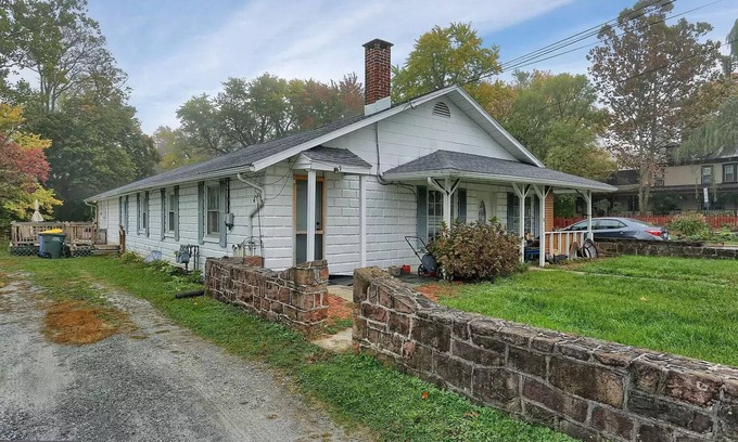 Stonybrook-Wilshire House | Private driveway in safe East York near the heart of York with access to plazas