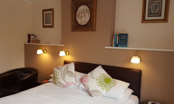 Frampton on Severn House | Private ensuite double room in guest house