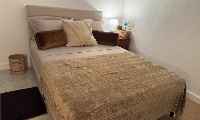 Hollywood House | Private Entrance Rooms Close to Hard Rock & FLL Airport